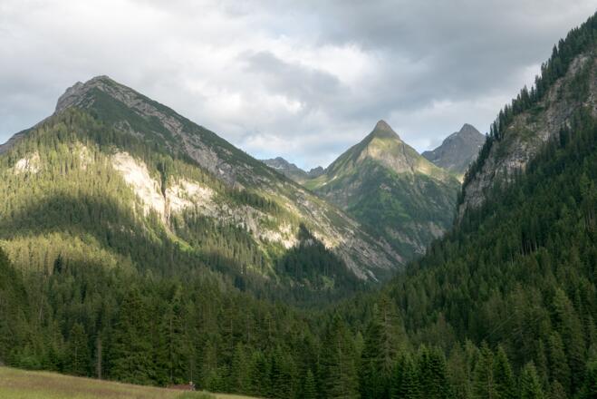 Blick von Madau ins Parseier Tal mit dem Kegel des Seekogels oberhalb der Memminger Hütte
