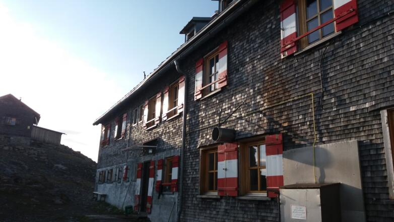 Mannheimer Hütte mit ersten Morgenstrahlen der Sonne.