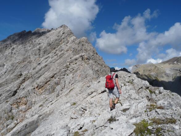 Der Anstieg über den Ostgrat verläuft beinahe immer auf der Gratschneide.