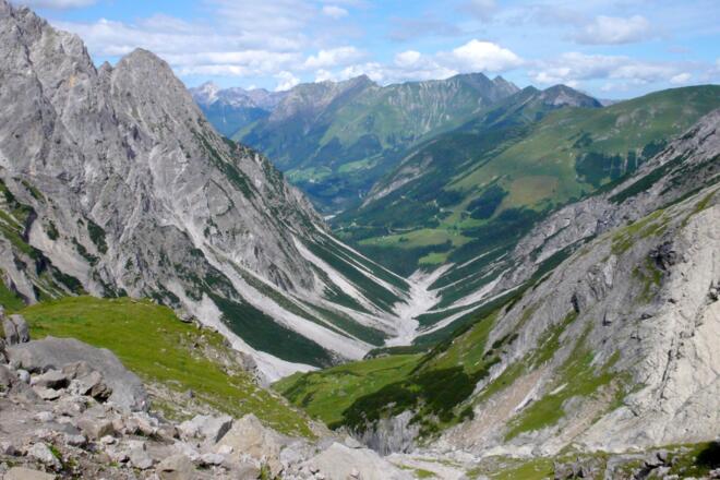 Blick ins Klammental, im Talboden die Gemeinde Pfafflar