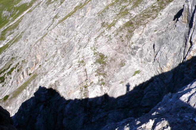 Trittsicherheit erforderlich auf dem Weg durch die steilen Rinnen unterhalb der Vorderseespitze