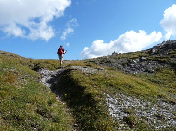 Das Alperschonjoch mit einem kleinen Kreuz.