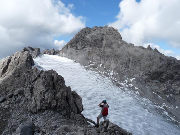 Auf 2750 m blicken wir erstmals auf den bis dato versteckten Vorderseeferner.