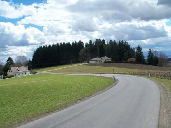 Rechts einbiegen und hinterm Haus vorbei immer links haltend.