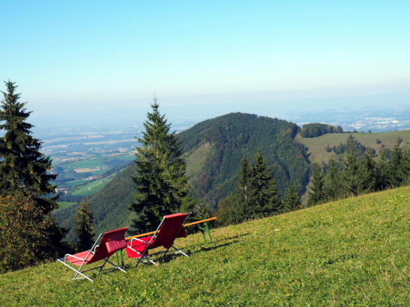 1080m Alpernvorlandblick, Rastmöglichkeit auf der Schutzhütte
