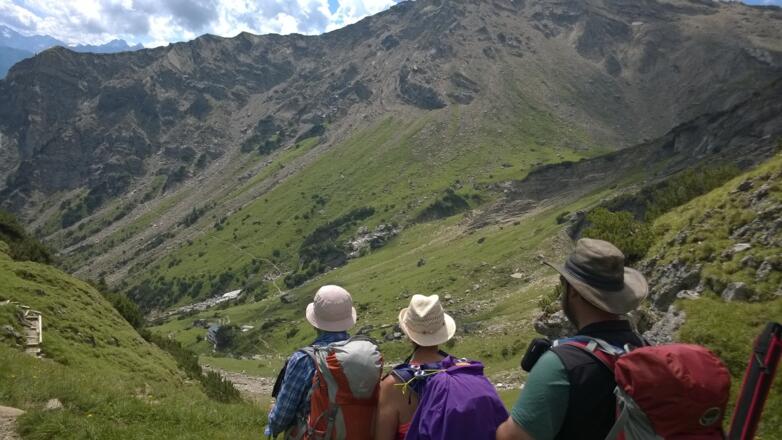 Die &gt;Muttekopfhütte in sichtweite.