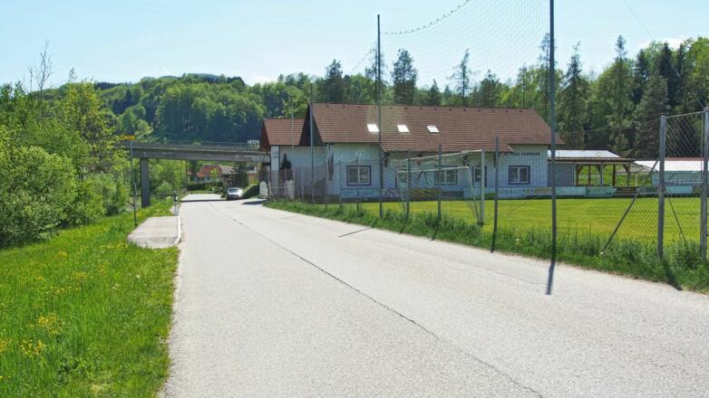 Parkplatz rechts entlang der Straße