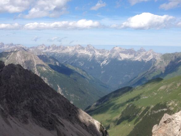 Blick vom Scharnitzsattel zu den Stubaier Alpen. Unser nächstes Ziel.