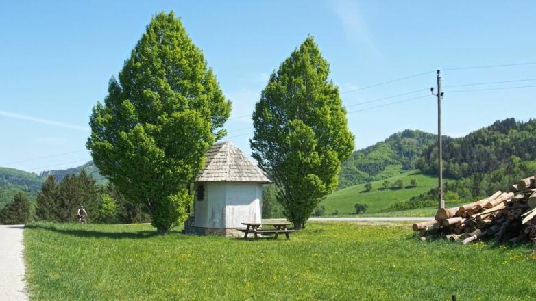 Bei der Kapelle scharf nach rechts und der Buchbergstraße folgen.