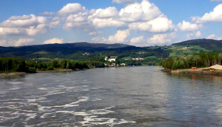 Donaukraftwerk 275m mit Schloss Ottensheim