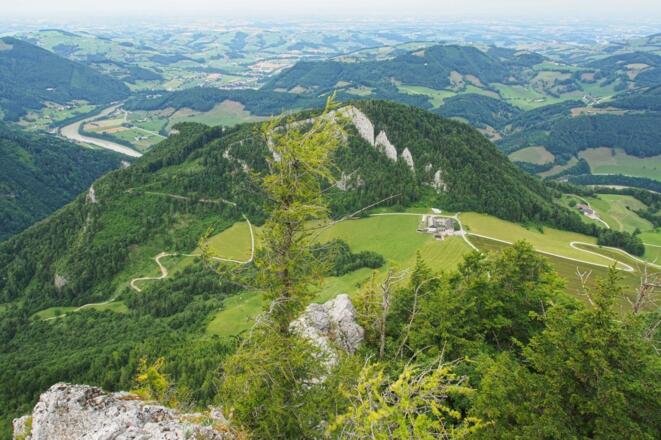 Blick von der Hohen Dirn hinunter zum Gehöft Hintsteiner