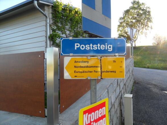 Der erste Wegweiser, kurz nach dem Ortsplatz. Von hier aus folgen wir dem Weg 105.