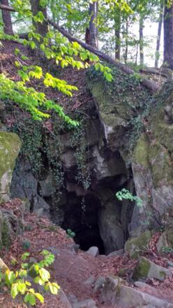Eingang zum Windloch ein paar Meter unterhalb des Gratverlaufs