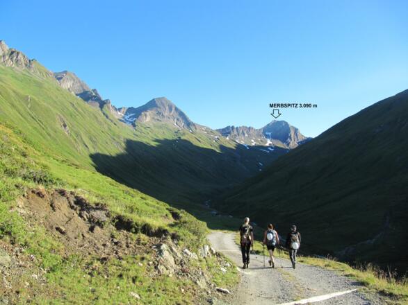 Das Arvental mit Blick auf unser Ziel: der Merbspitz 3.090m