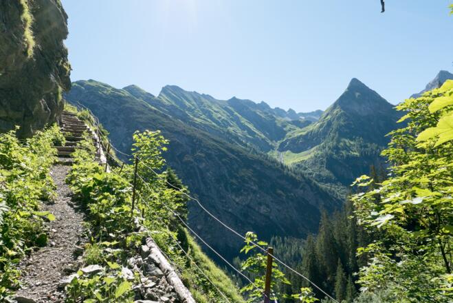 Aufstieg zur Saxer Alpe über den renovierten, direkten Weg vom Parseier-Tal zur Saxer Alpe. Rechts der Seekogel