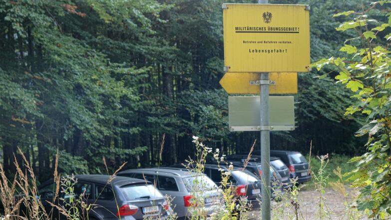 Parkplatz rechts vor dem Eingang zum Militärischen Übungsgebiet - keine Angst, hier besteht noch keine Lebensgefahr.