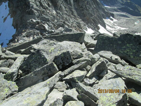 Leichte Blockkletterei Abstiegsblick zum Umbaltörl