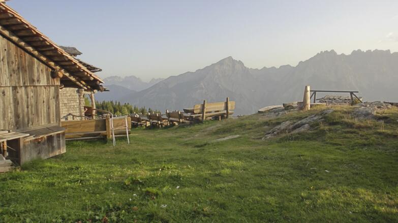 Abendstimmung beim Anna-Schutzhaus. Hintergrund: Hochstadel