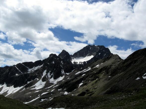 Der mächtige Acherkogel befindet sich in unmittelbarer Nachbarschaft.