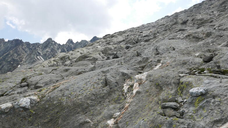 Der Abstieg durch das plattige Gelände