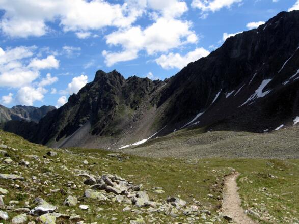 Nach einem Steilstück über die sog. &quot;steinernen Stiegen&quot; wird der Weg wieder flacher.