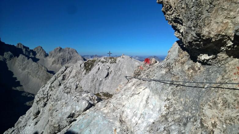 Blick zum Gipfelkreuz des hinteren Tajakopfs