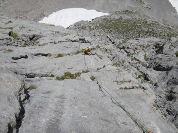 die strukturierten Platten am Ende der 1. Seillänge