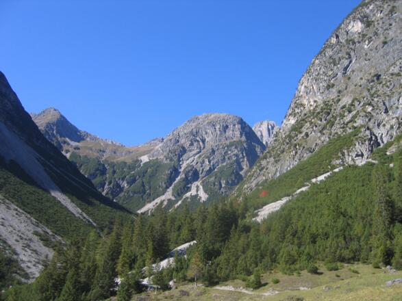 Blick zum Mittelkopf und Steinkarpfeiler