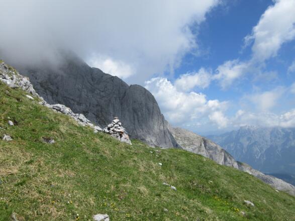 am Steinmann scharf rechts in die markierte Rinne absteigen