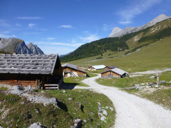 Vorbei an wunderschönen Almen 