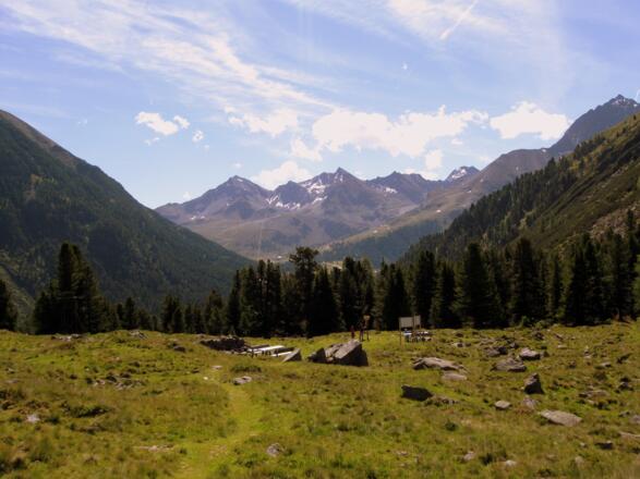Die nächste Station auf den Spuren der Knappen findet sich hier auf der &quot;Oberen Issalm&quot;. Im Hintergrund die Kühtaier Berge.