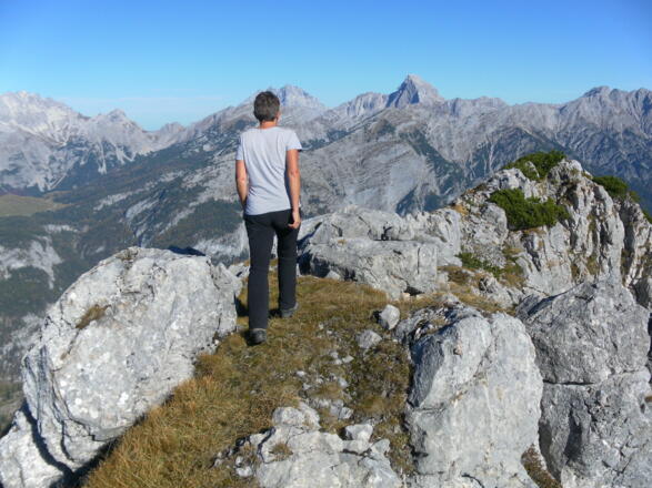 am Ostgrat zurück: Blick zum Steinernen Meer mit markantem Hundstod.