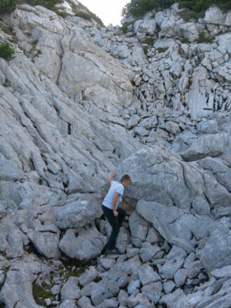 mühsamer Karstabstieg