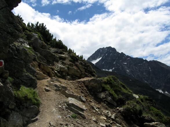 Dann geht es über diesen sehr schön angelegten Steig auf der Westseite des Wetterkreuzes hinunter.