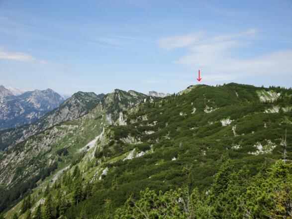 Das Katergebirge mit dem Hainzen (Pfeil) vom Elferkogel gesehen.