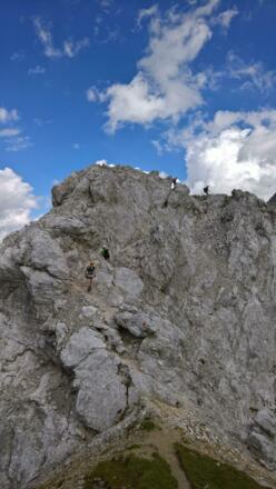 Anspruchsvoll geht es vom Haupt- zum Kreuzgipfel des hinteren Tajakopfs