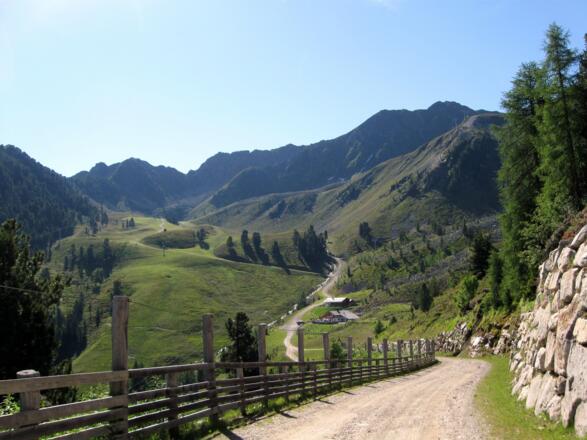 Weiter geht&#039;s durch das verlassene Schigebiet Richtung Balbach Sennhütte.