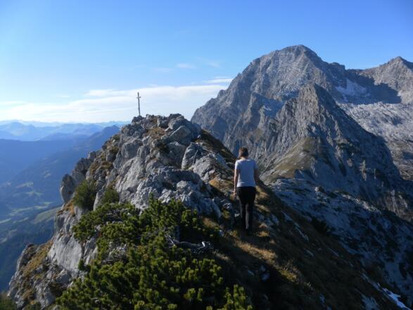 flacher Gipfelgrat zum Brandlhorn, dahinter Mitterhorn und Birnhorn.