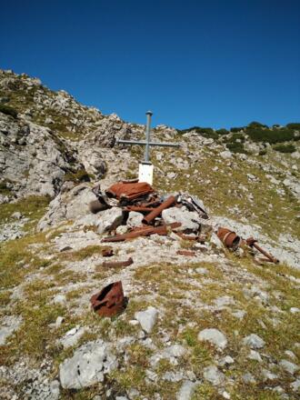Trümmer des im zweiten Weltkrieg abgestürzten Bombers im Brendlkar