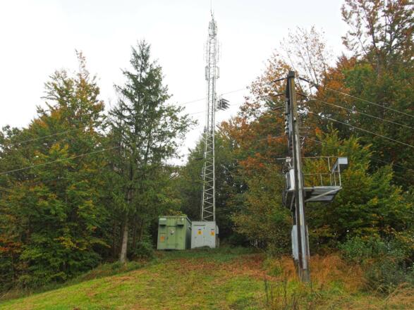 Zurück am Wachbergsattel, der Weg verläuft links am Sender vorbei.