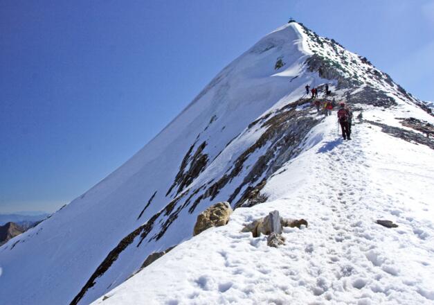 Über den Grat geht es zum Gipfel