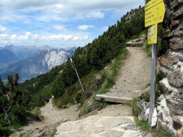 An dieser Wegkreuzung sollte man nach rechts gehen, um wieder zurück zur Bergstation zu gelangen.