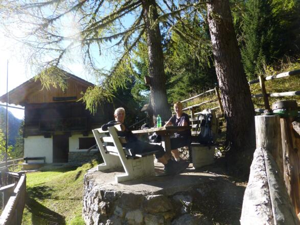 Jagdhütte mit Sitzmöglichkeit und Brunnen  