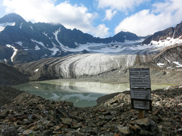 Gletschersee des Bachfallenferners mit Gaislehnkogel im Hintergrund