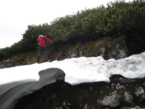 Im Mai liegen oft noch Schneereste! Es besteht die Gefahr des Einbrechens!