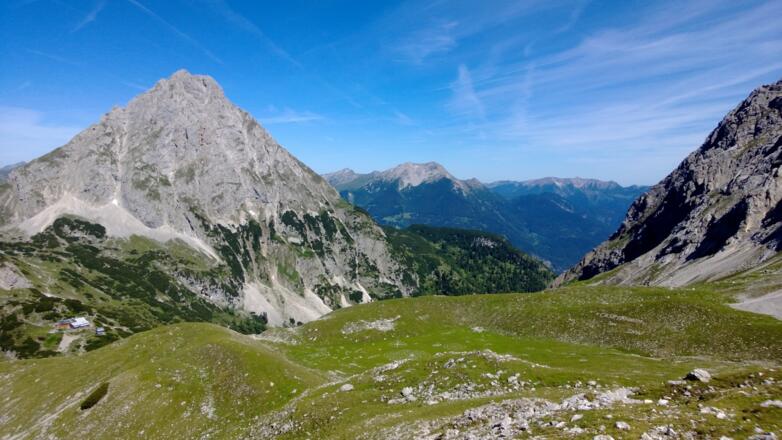 Blick über die Fußballwiese zur Sonnenspitze beim Aufstieg zum hinteren Tajatörl