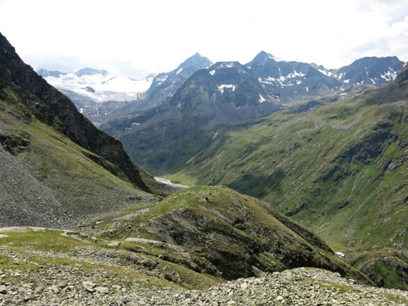 Blick ins hintere Sulztal mit Amberger Hütte (unten rechts)