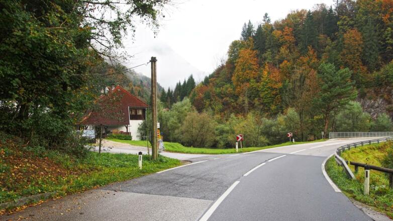 Abzweigung des Wegverlaufs nach links, noch vor der Brücke über den Pechgraben.