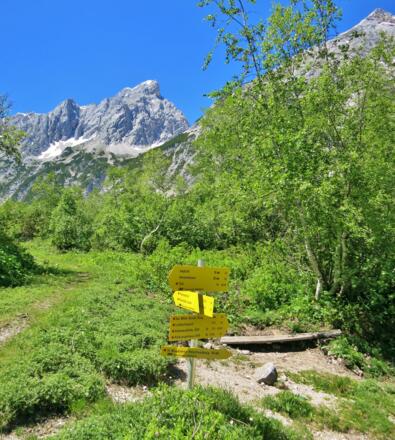 Wegweiser zu Lafatscherjoch und Bettelwurfhütte - nach rechts