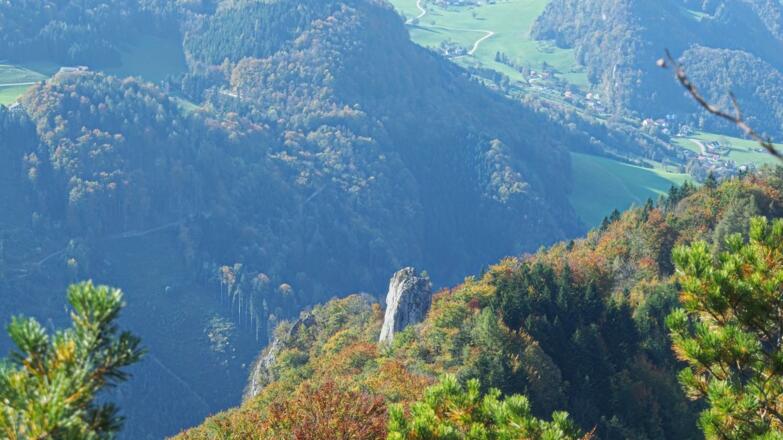 Tiefblick vom Westgrat auf den klassischen Kletterfelsen &quot;Pfennigstein&quot;